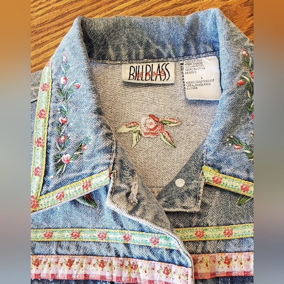 1990s Bill Blass Denim Vest with Colorful Embroidery - Picture 3 of 9